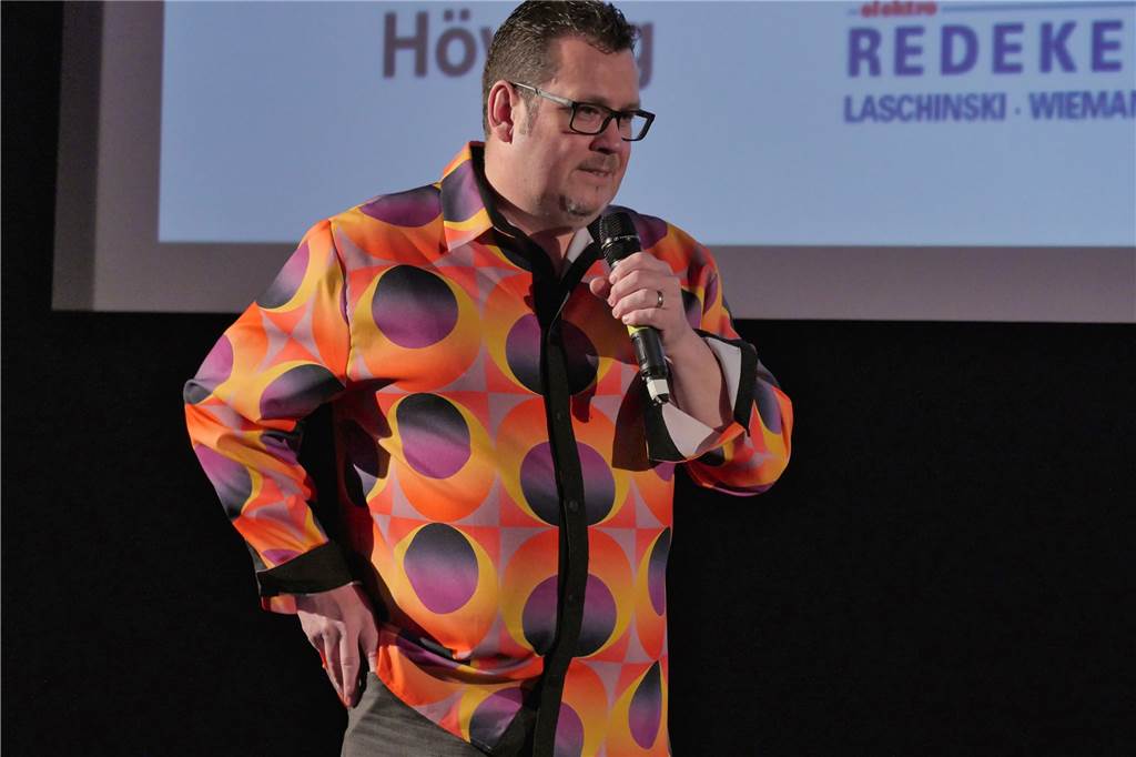 Kinofest Lünen: Viel mehr Filme, neuer Preis und Festival-Atmosphäre Lutz Nennmann von der Cineworld und Kinofest-Veranstalter wollte beim Abschluss des 31. Kinofestes ein buntes Zeichen gegen das Grau und Schwarz derzeit setzen.