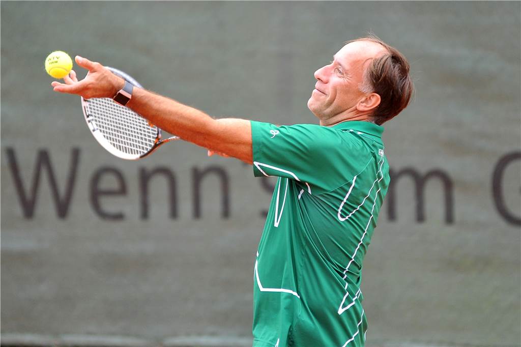 Lutz Peter zeigt mit 148 km/h den schnellsten Aufschlag in Frohlinde Lutz Peter testete, wie schnell sein Aufschlag ist. Mit Erfolg.