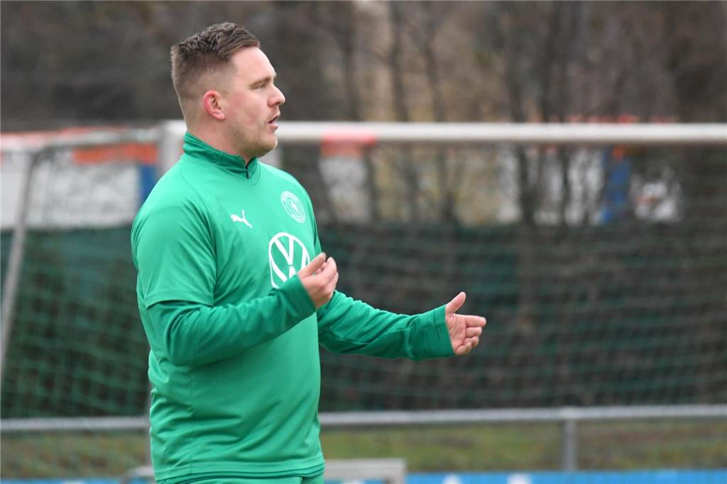 Ein Schlitzohr und Motivator: Winterneuzugang startet in Wethmar durch Lutz Radojewski steht gestikulierend auf dem Platz.