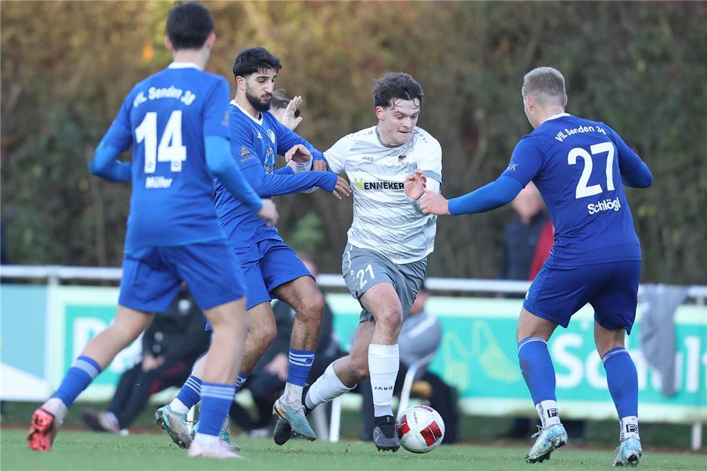 FC Nordkirchen gewinnt auch das zweite Derby gegen VfL Senden Lutz Schaemann vom FC Nordkirchen im Zweikampf.