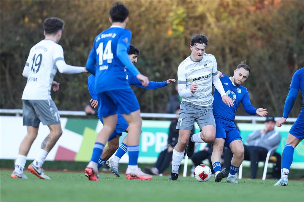 Winterfahrpläne für Fußballklubs aus Selm, Olfen und Nordkirchen Lutz Schaemann im Zweikampf.