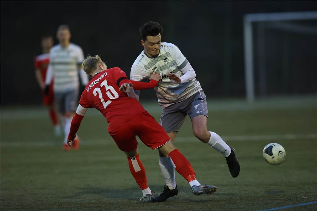 Anspannung beim FC Nordkirchen: Lutz Schaemann (r.) im Zweikampf mit einem Spieler der SG Bockum-Hövel.