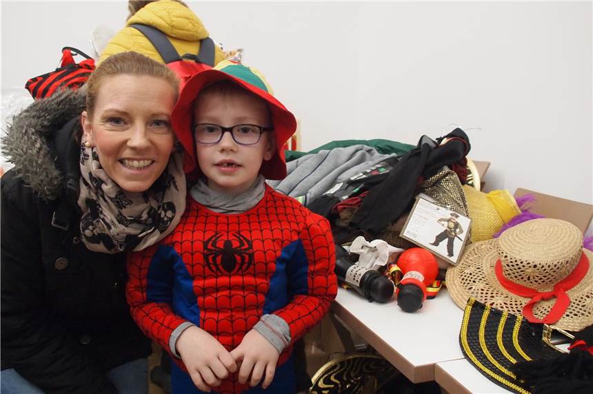 Spiderman, Clown oder Prinzessin: Kostüme finden in Stadtlohn ein zweites Zuhause Lutz war begeistert von dem Kostüm als Spiderman, seine Mutter Simone freute sich über die große Auswahl.