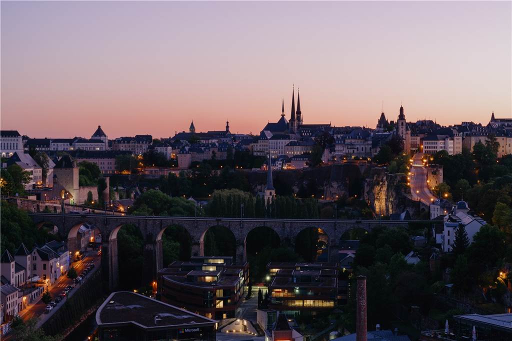 Von Dortmund in unter 6 Stunden ans Ziel - was kann das 9-Euro-Ticket? Luxemburgs Haupstadt bei Abend.