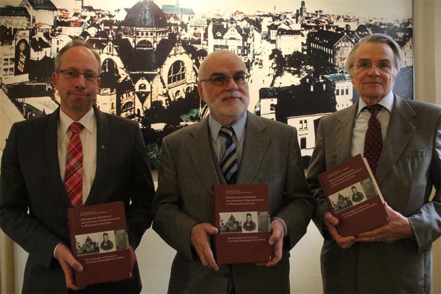 LWL-Chef Matthias Löb, Wilfried Reininghaus, Vorsitzender der Historischen Kommission, und Herausgeber Frank Göttmann stellten den finalen Teilband der Reihe Historische Handbücher der jüdischen Gemeinschaften in Westfalen vor.