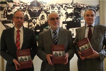 LWL-Chef Matthias Löb, Wilfried Reininghaus, Vorsitzender der Historischen Kommission, und Herausgeber Frank Göttmann stellten den finalen Teilband der Reihe Historische Handbücher der jüdischen Gemeinschaften in Westfalen vor.