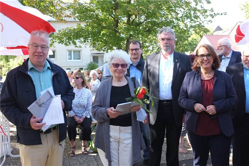 Ly Hirsch (2.v.l., ehemalige Leiterin der Begegnungsstätte Husen-Kurl) wurde von (Norbert Roggenbach (l., Vorsitzender Ortsverein Asseln-Husen-Kurl), Friedhelm Sohn (2.v.r., Mitglied im Awo-Vorstand Unterbezirk Dortmund) und Anja Butschkau (r., Awo-Vorsitzende Unterbezirk Dortmund) verabschiedet.