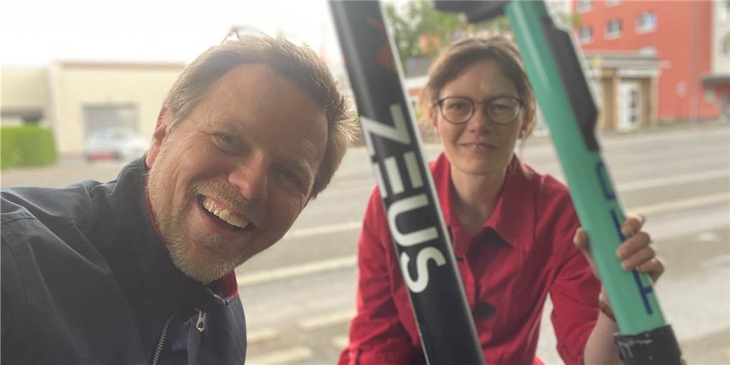 E-Scooter-Test: Zeus und Tier im Vergleich – welcher Anbieter ist der beste? Lydia Heuser und Tobias Weckenbrock testen die zwei E-Scooter-Anbieter in Castrop-Rauxel parallel: Tier gegen Zeus, wer ist besser?