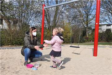 Lynn Schneiders Tochter Lea (3) wird im Awo-Familienzentrum Wühlmäuse betreut. Kitas auf oder zu: Die 33-Jährige hat kein Verständnis für das Hin und Her der Politik bei der Kinderbetreuung.