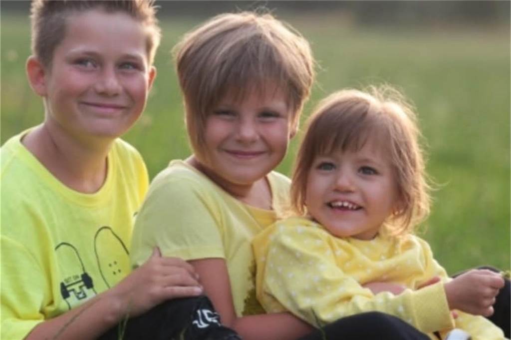 Familie Herrmann aus Dorsten mit pinkem Wohnwagen im Fernsehen Lyonel (11), Emily (9) und Leya (5) sind drei der vier Pflegekinder der Familie Herrmann. Jason (5) soll nicht im Bild gezeigt werden.