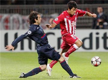 Lyons Cesar Delgado (l) stoppt im Hinspiel Benoit Tremoulinas von Girondins.