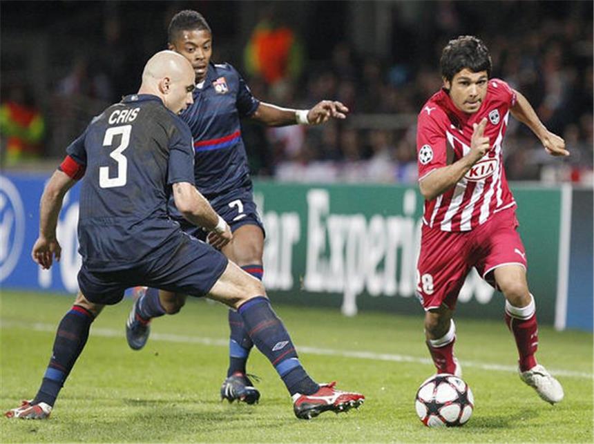 Lyon besiegt Bordeaux und «Viertelfinal-Fluch» Lyons Cris (l) versucht Benoit Tremoulinas von Girondins Bordeaux vom Ball zu trennen.