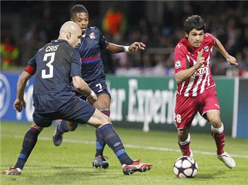 Lyons Cris (l) versucht Benoit Tremoulinas von Girondins Bordeaux vom Ball zu trennen.