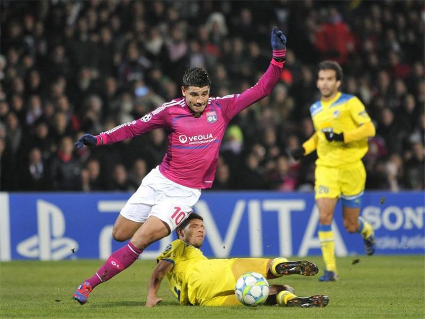 Lyon besiegt APOEL Nikosia mit 1:0 Lyons Ederson (l) umkurvt Nikosias Kaka (M). Foto: Stephane Reix