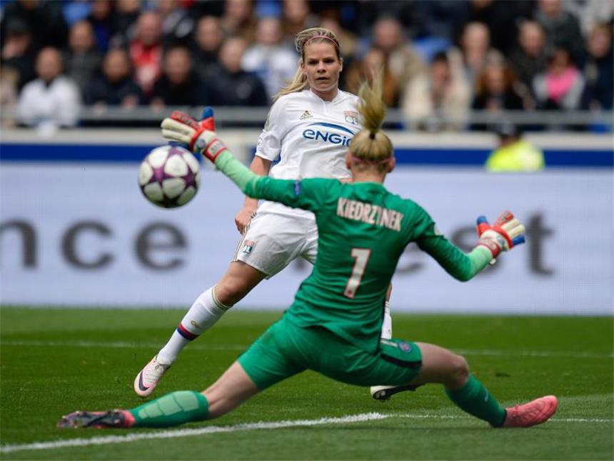 Champions League: Wolfsburg und Lyon feiern Kantersiege Lyons Eugenie Le Sommer traf doppelt gegen Paris Saint-Germain. Foto: Romain Lafabregue/AFP