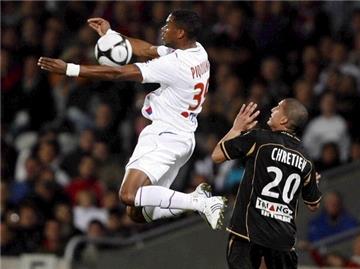 Lyons Fred Piquionne (l) sichert den Ball.