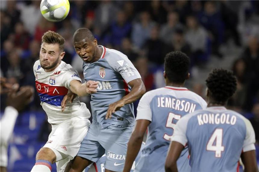 Zweite Liga-Niederlage für Leipzig-Gegner Monaco Lyons Lucas Tousart (l) und Monacos Soualiho Meite (2.v.l) im Kopfballduell. Foto: Laurent Cipriani