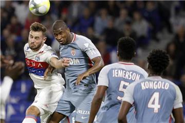 Lyons Lucas Tousart (l) und Monacos Soualiho Meite (2.v.l) im Kopfballduell. Foto: Laurent Cipriani