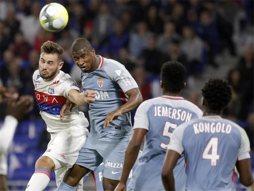 Zweite Liga-Niederlage für Leipzig-Gegner Monaco Lyons Lucas Tousart (l) und Monacos Soualiho Meite (2.v.l) im Kopfballduell. Foto: Laurent Cipriani