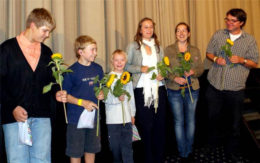 Eine Schule zum Träumen m Schloßtheater feierten (v.l.) Lucas, David, Jakob, Kamerafrau Merle Jothe, Regisseurin Hella Wenders und Schulleiter Reinhard Stähling die erfolgreiche Premiere.