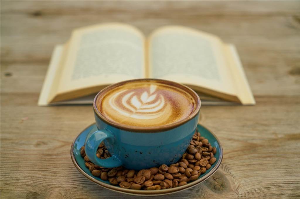 Ein Buchcafé besuchen: Die 5 schönsten in NRW tasse kaffee und ein buch