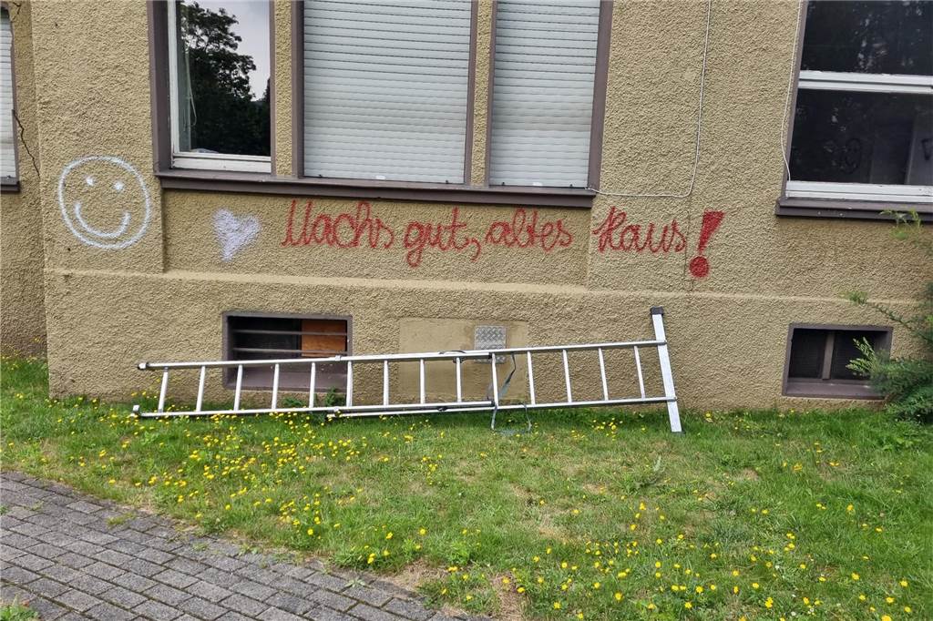 Das nächste Millionenprojekt der Kinderklinik: Psychiatrie erhält Neubau Eine Leiter liegt vor einem Gebäude.