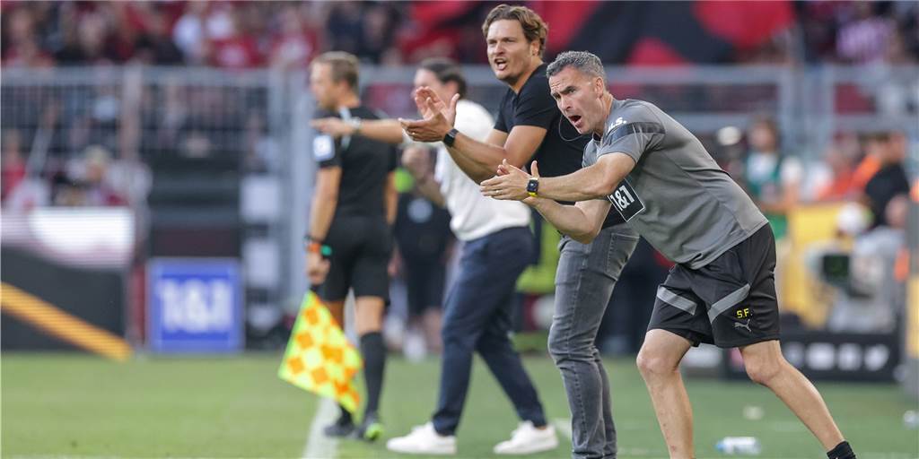 Der Forsythe-Effekt: BVB-Profis überzeugen mit Wucht und Tempo Shad Forsythe feuert die BVB-Profis von der Seitenlinie aus an.