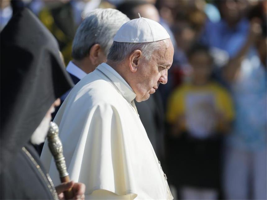 Papst ruft auf Armenien-Reise zum Frieden auf Macht euch die große Weisheit eurer Alten zunutze und strebt danach, Friedenstifter zu werden: nicht Notare des Status quo», sagte Papst Franziskus. Der Besuch des katholischen Kirchenoberhauptes in Armenien war mit großer Spannung erwartet worden. Foto: Zurab Kurtsikidze