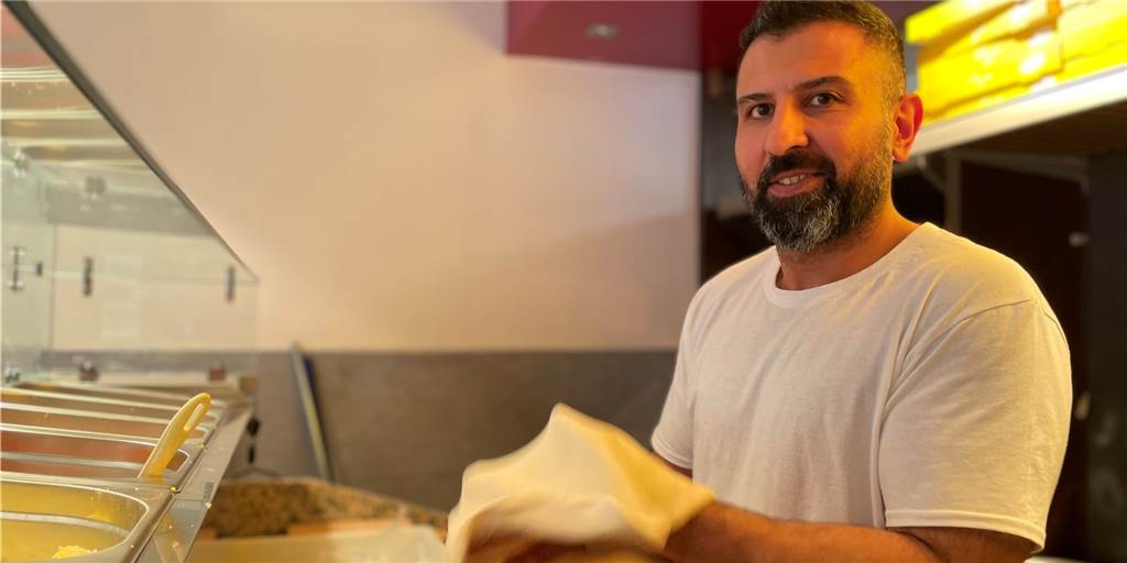 Pizzeria eröffnet in Ex-Grobe-Filiale: Inhaber fürchtet große Konkurrenz nicht Macht seinen Teig selbst und steht auch am Pizzaofen: Fahad Javadzadeh hat eine Pizzeria in Lütgendortmund eröffnet und gibt ungern Arbeit aus der Hand.