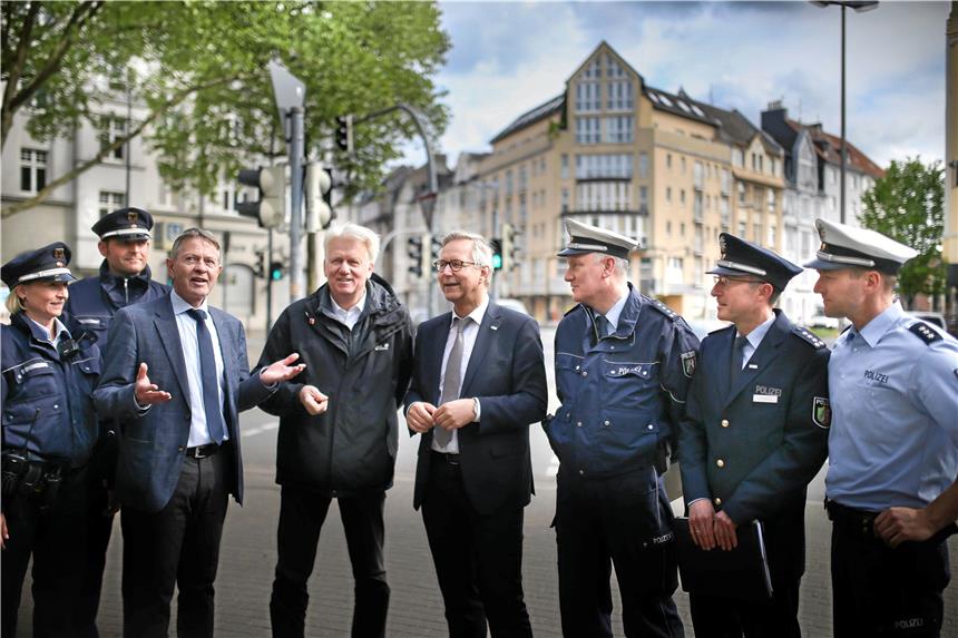 Drei Männer, ein Rundgang und zwei Erkenntnisse Machten am Donnerstagvormittag einen Rundgang durch die Nordstadt und sprachen über ihre Zusammenarbeit: Oberstaatsanwalt Volker Schmerfeld-Tophof (3.v.l.), Oberbürgermeister Ullrich Sierau (4.v.l.) und Polizeipräsident Gregor Lange (5.v.l.).