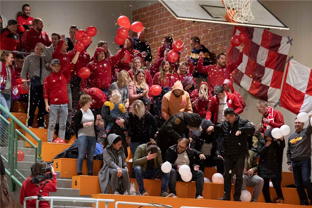 Kopf-ab-Gesten, Beleidigungen und Spielunterbrechungen: Unrühmliches Verhalten in Wellinghofen Machten die lauteste Stimmung: die Fans des TuS Kruckel.