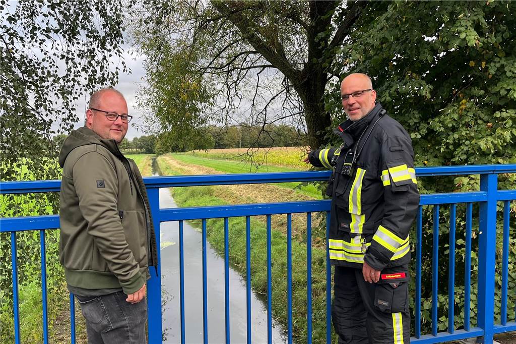 Ölfilm auf der Dinkel: Kreis Borken klärt über die Maßnahmen auf Julian Sprey (l.) und Stefan Hüntemann (r.)