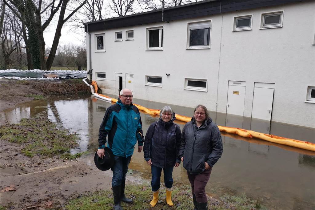 Lippe-Hochwasser: Betroffene machten sich Eindruck von den Schäden Machten sich von der Jugendfreizeitstätte ein Bild vor Ort: Superintendent Heiner Montanus, Barbara Eggers (Leitende Jugendreferentin des Kirchenkreises) und Hausleiterin Katrin Fengels.