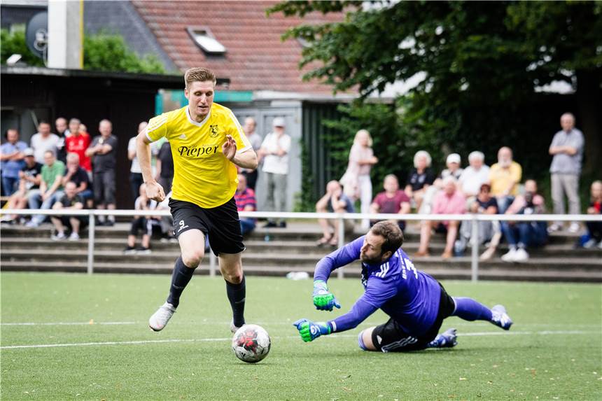 Machtlos: BSC-Keeper Sascha Samulewicz kann nur noch hinterherschauen.