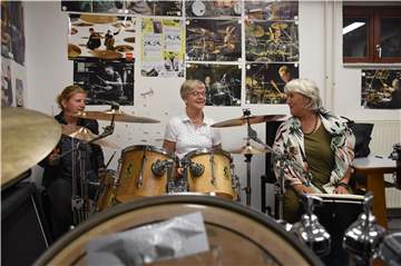 Madeleine Bartmuß, Ulrike Schlücker und Monika Zientz (v.l.) spielen Schlagzeug in der Musikschule Selm