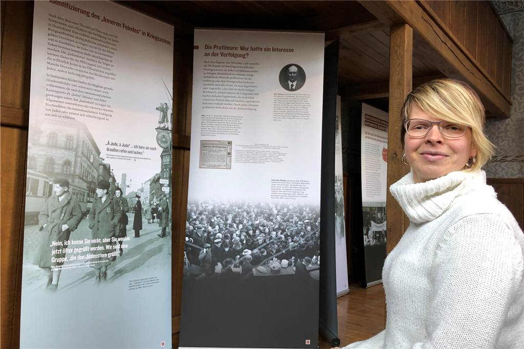 Holocaust-Ausstellung in der Synagoge Bork zeigt: Unter den Tätern waren auch Nachbarn Madeleine Bauch steht den Besuchern bei Fragen zur Verfügung.