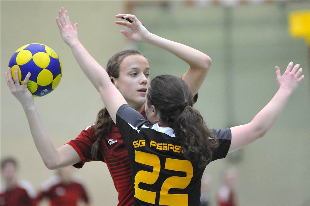 Castrop-Rauxeler Mannschaft bekommt Verstärkung aus der U21-Nationalmannschaft Madeline Gust (am Ball) ist vom HKC Albatros zum KV Adler Rauxel innerhalb der Regionalliga gewechselt.