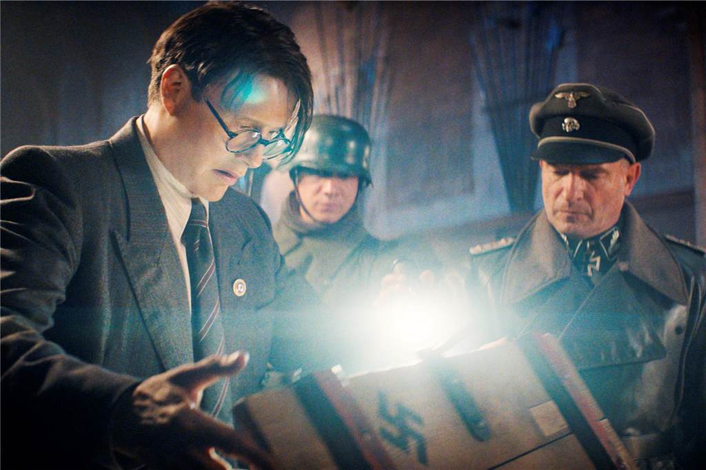 Harrison Ford tritt noch einmal an: „Indiana Jones und das Rad des Schicksals“ Mads Mikkelsen (l.) spielt den Doktor, Thomas Kretschmann (r.) den Oberst, die 1945 Raubkunst verladen.