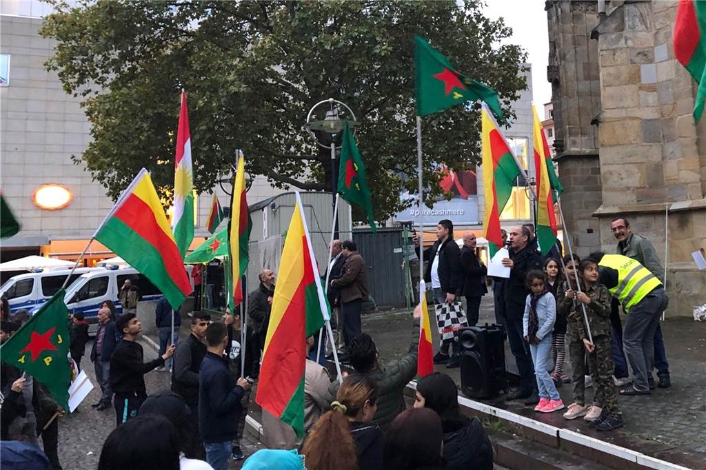 „Kindermörder Erdogan!“ Wie sich der Konflikt zwischen Kurden und Türken zuspitzt Mädchen in Militärkleidung beim Auftakt einer Reihe von Demonstrationen von kurdischen Organisationen gegen den Militäreinsatz in Nordsyrien.