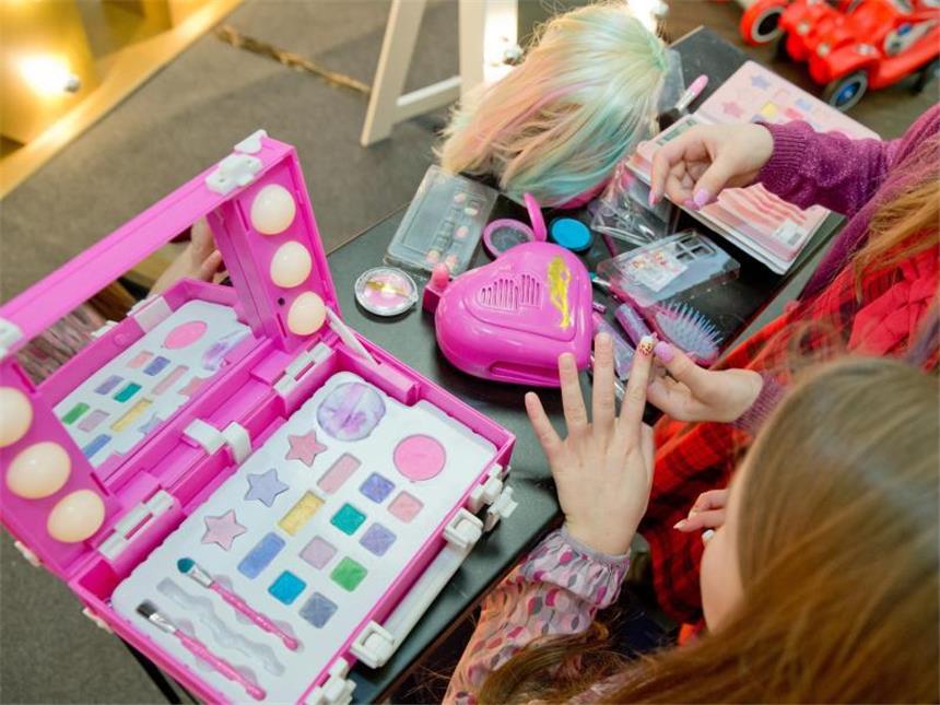 Pink oder blau? - Die Spielzeugwelt ist zweigeteilt Mädchen leben in einer pinken, Jungen in einer blauen Spielzeugwelt. Kritiker sehen darin ein Rückfall in ein Rollenverständnis der 1950er Jahre. Foto: Daniel Karmann
