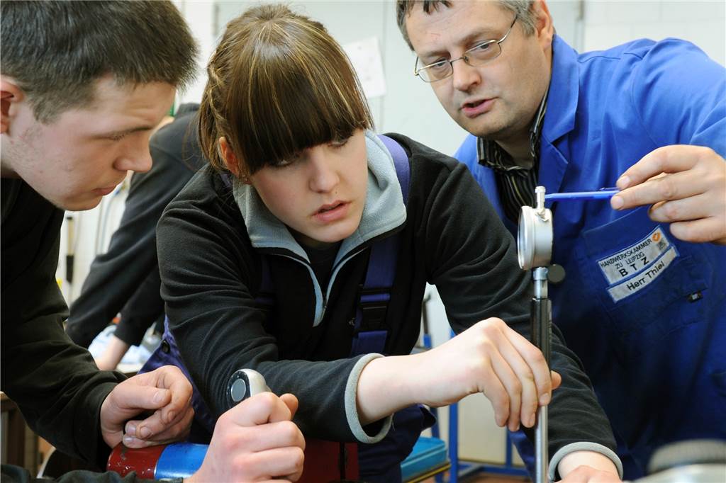 Mädchen und Frauen sollen für technische Berufe begeistert werden. Hier messen im Bildungs- und Technologiezentrum der Handwerkskammer zu Leipzig in Borsdorf die angehenden Kfz-Mechaniker Steffen Geithel und Yvonnen Kelten mit Ausbilder und Kfz-Meister Bernd Thiel (von links) Zylinderlaufbuchsen aus.