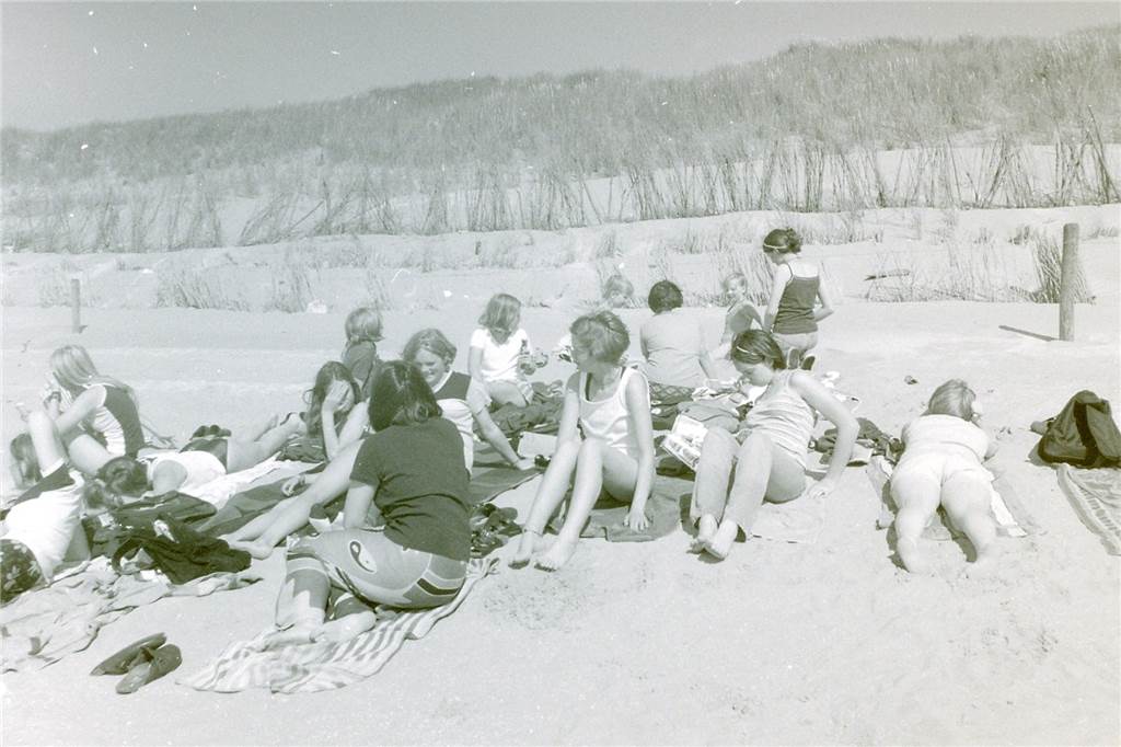 Alstätter Ferienerholung auf Ameland feiert 50-jähriges Bestehen Mädchenlager am Strand ungefähr im Jahr 2000.