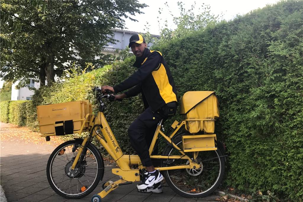 Maekele Hailu mit seinem Postrad. Bald schon möchte er mit dem Auto fahren. 