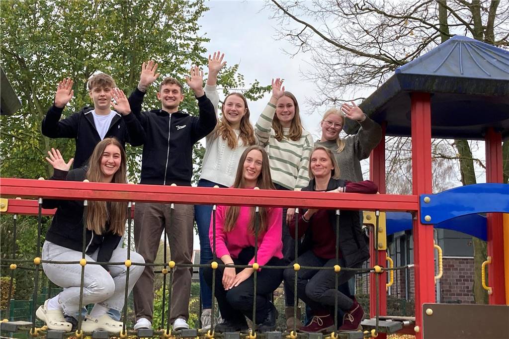 Nicos Weg vom Schreiner zum Erzieher: Ausbildung im Familienzentrum Männer in der Minderheit. Ole (l.) und Nico beim Treffen aller Auszubildender und Praktikanten in der Kindertageseinrichtung St. Martin.