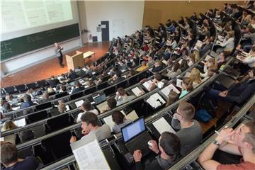 Männer sind bei den Studierenden ohne Abitur mit 55 Prozent etwas mehr vertreten als Frauen mit 45 Prozent. Foto: Stefan Puchner