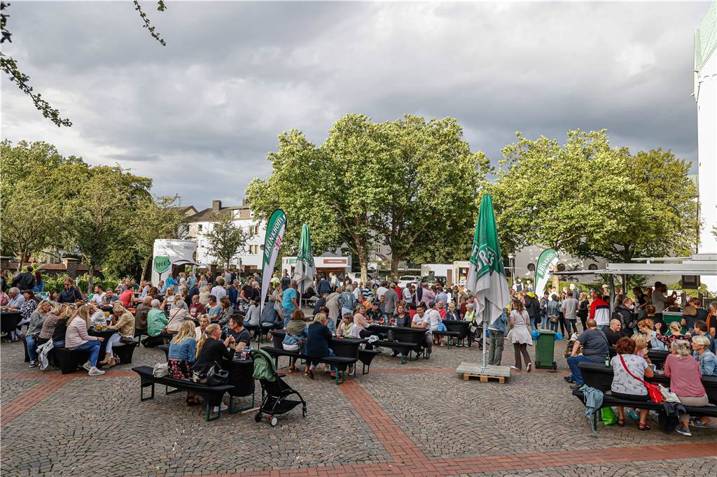 Winterglühen macht erstmals den Hombrucher Markt zum Winterwunderland Märkte und Events wie hier das Weinfest beleben den Hombrucher Marktplatz. Nach langer Pause ist jetzt wieder eine Veranstaltung geplant.