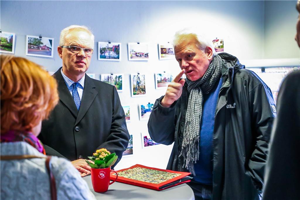 Vonovia-Mieter in Dortmund wehren sich gegen kuriose Abrechnungen März 2019: OB Ullrich Sierau spricht mit Monika Hohmann und Vonovia-Regionalleiter Ralf Peterhülseweh.