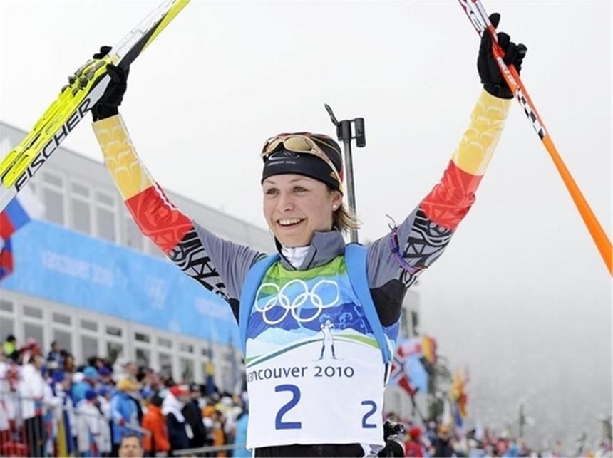Goldener Olympia-Tag dank Hüfner und Neuner Magadalena Neuner genießt ihren Erfolg im Ziel.
