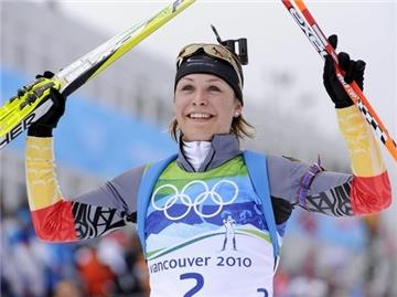 Magdalena Neuner bejubelt ihren Olympiasieg.