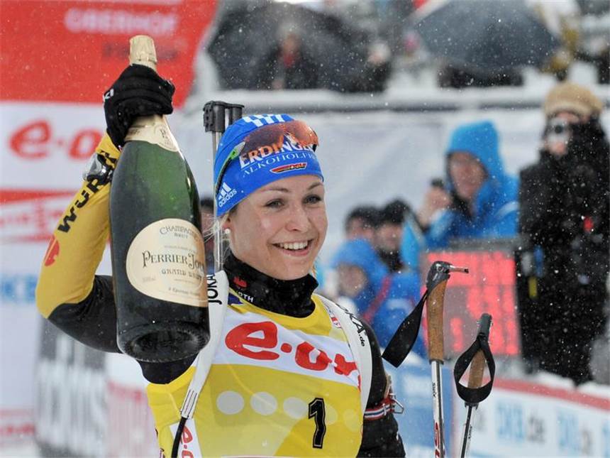 Die WM kann kommen: Neuner schon weltmeisterlich Magdalena Neuner hat nach ihrem Sieg beim Massenstart eine Champagnerflasche bekommen. Foto: Martin Schutt